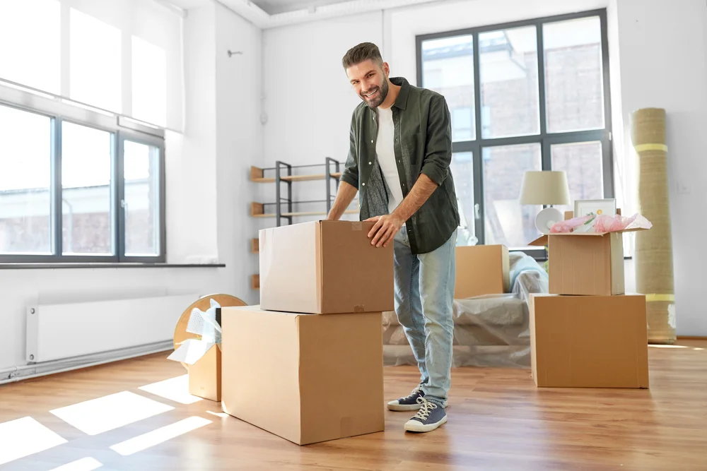 Professionell gepackte Umzugskartons im Raum
